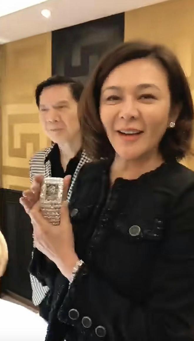 表笑不拢嘴嫌尺寸太大没买向华强也在场凯发K8国际62岁关之琳试戴过亿名(图2)