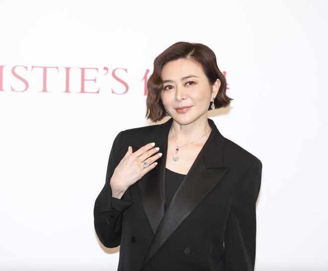 表笑不拢嘴嫌尺寸太大没买向华强也在场凯发K8国际62岁关之琳试戴过亿名(图4)