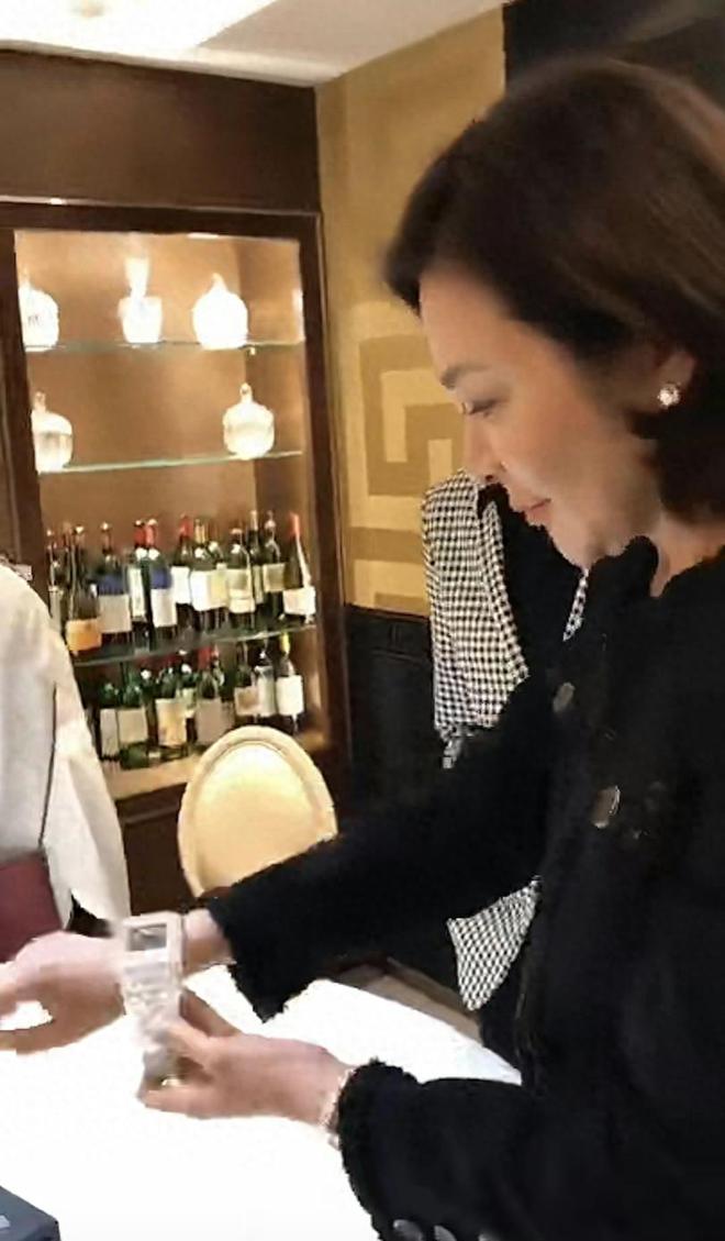表笑不拢嘴嫌尺寸太大没买向华强也在场凯发K8国际62岁关之琳试戴过亿名(图5)
