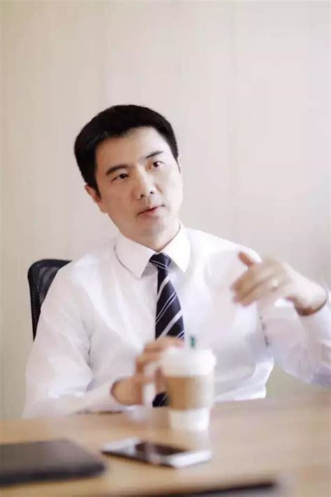 穿搭更显白的技巧与建议！马竞合作伙伴如何让男士(图6)