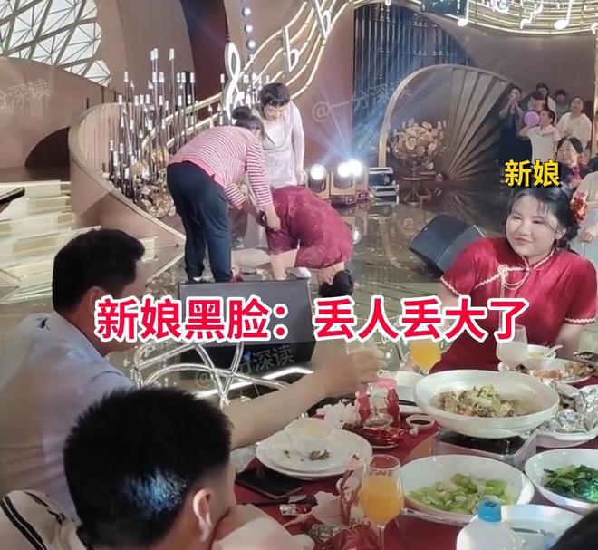 立露底裤新娘黑脸：为老不尊江苏婚礼婆婆抢风头表演倒(图3)