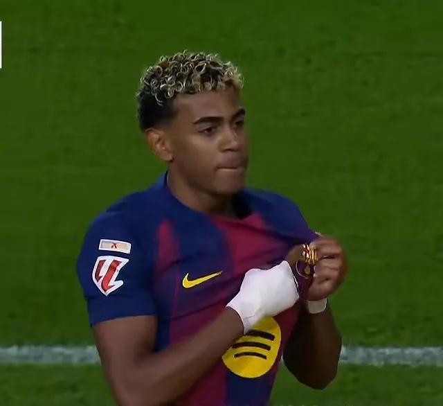 队徽表忠心拉师傅爆射终破心魔巴萨2分钟2连击亚马尔亲吻(图9)