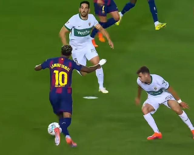 队徽表忠心拉师傅爆射终破心魔巴萨2分钟2连击亚马尔亲吻(图8)