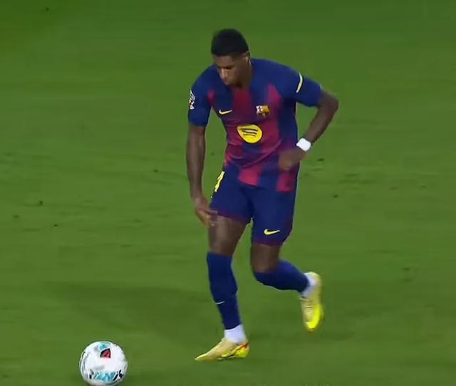 队徽表忠心拉师傅爆射终破心魔巴萨2分钟2连击亚马尔亲吻(图13)