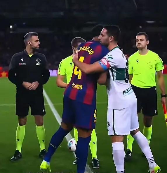 队徽表忠心拉师傅爆射终破心魔巴萨2分钟2连击亚马尔亲吻(图14)